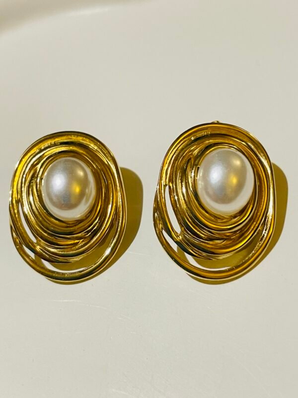 SWIRL STUDS WITH PEARL